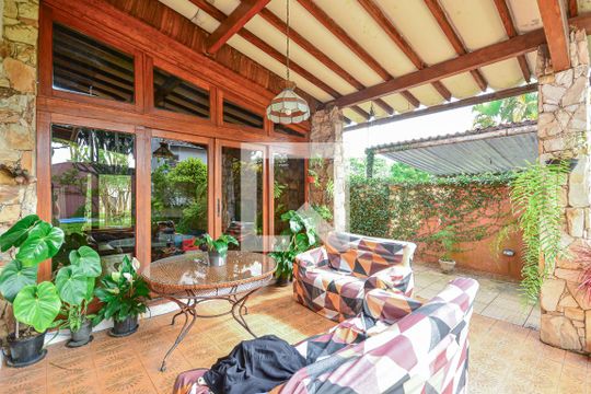 Sacada de casa à venda com 4 quartos, 600m² em Jardim Santa Helena, São Paulo