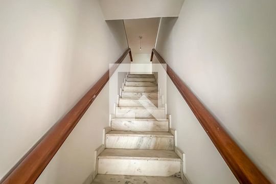 Escada de casa à venda com 5 quartos, 300m² em Santa Teresa, Rio de Janeiro