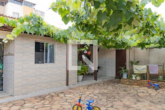 Área externa de casa à venda com 3 quartos, 347m² em Camargos, Belo Horizonte