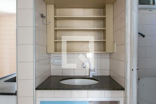 Detalhe banheiro de apartamento para alugar com 3 quartos, 56m² em Conjunto Residencial José Bonifácio, São Paulo