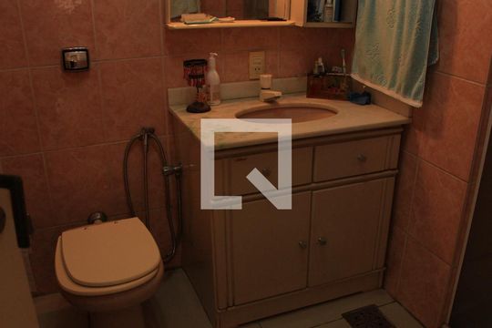 Banheiro de apartamento à venda com 4 quartos, 111m² em Rio Branco, Porto Alegre