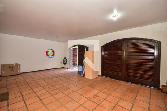 Garagem de casa à venda com 4 quartos, 360m² em Vila Inah, São Paulo