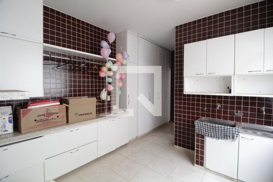 Área de Serviço de casa para alugar com 5 quartos, 480m² em Morada da Colina, Uberlândia