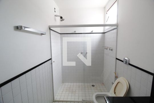 Banheiro do Quarto 3 de casa para alugar com 5 quartos, 480m² em Morada da Colina, Uberlândia