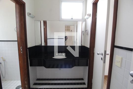 Banheiro do Quarto 1 de casa para alugar com 5 quartos, 480m² em Morada da Colina, Uberlândia