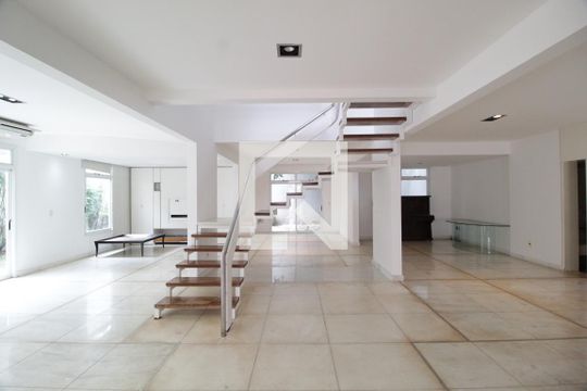 Casa para alugar com 5 quartos, 480m² em Morada da Colina, Uberlândia