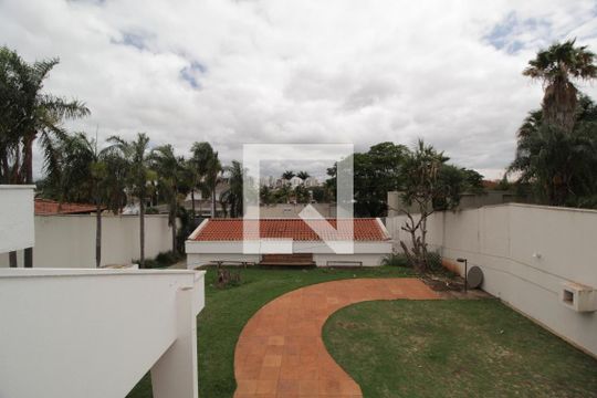 Sacada Hall Quartos de casa para alugar com 5 quartos, 480m² em Morada da Colina, Uberlândia