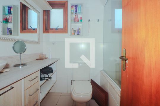 Banheiro da Suíte de casa à venda com 4 quartos, 184m² em Vila Ipiranga, Porto Alegre