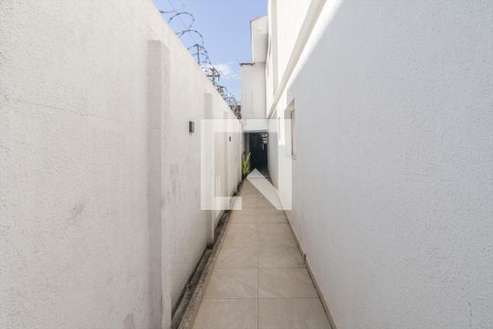corredor para a piscina e churrasqueira de casa à venda com 3 quartos, 200m² em Vila Marte, São Paulo