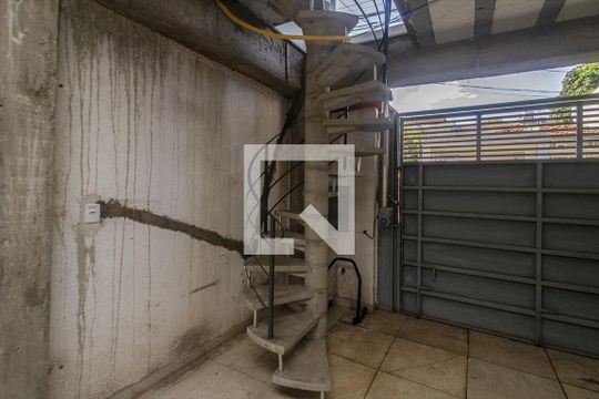 acesso para a garagem de casa à venda com 3 quartos, 200m² em Vila Marte, São Paulo