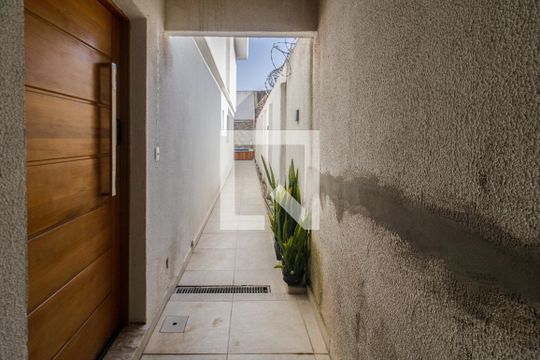corredor para a piscina e churrasqueira de casa à venda com 3 quartos, 200m² em Vila Marte, São Paulo