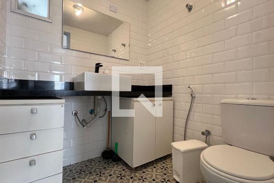 Banheiro de apartamento à venda com 3 quartos, 70m² em Vila Madalena, São Paulo