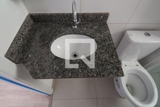 Banheiro de apartamento à venda com 2 quartos, 46m² em Estância Velha, Canoas