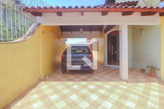 Garagem de casa à venda com 4 quartos, 490m² em Sarandi, Porto Alegre