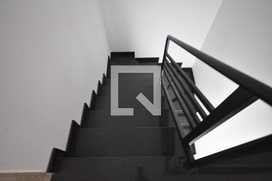 Escada de casa à venda com 3 quartos, 119m² em Vila Mazzei, São Paulo
