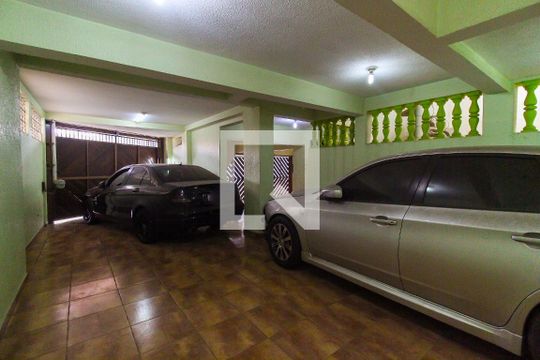 Garagem de casa à venda com 3 quartos, 180m² em Limoeiro, São Paulo
