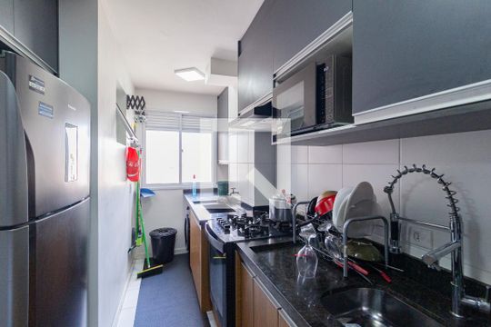 Cozinha e área de serviço de apartamento para alugar com 2 quartos, 52m² em Padroeira, Osasco