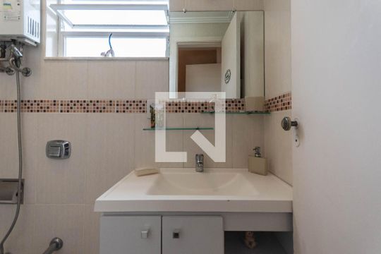 Banheiro de apartamento para alugar com 1 quarto, 38m² em Grajaú, Rio de Janeiro
