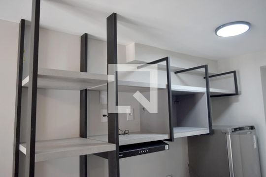 Cozinha de kitnet/studio para alugar com 1 quarto, 27m² em Cerqueira César, São Paulo