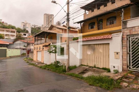 Fachada de casa para alugar com 3 quartos, 181m² em Ouro Preto, Belo Horizonte