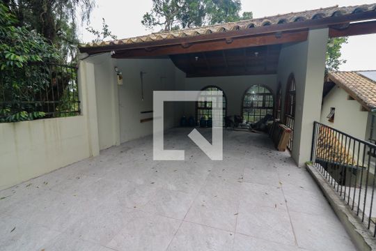 Garagem de casa à venda com 3 quartos, 300m² em Espírito Santo, Porto Alegre