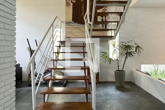 Escada de casa de condomínio para alugar com 4 quartos, 341m² em Alphaville 05, Santana de Parnaíba