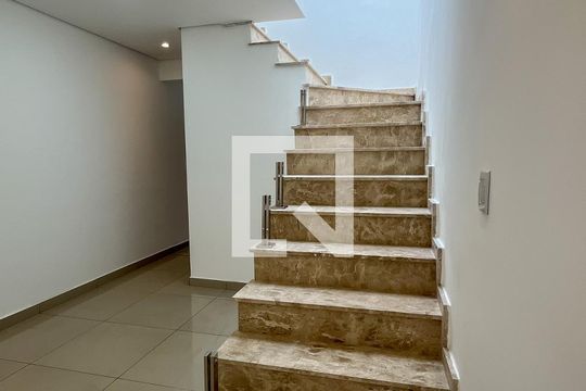 Sala de casa à venda com 2 quartos, 127m² em Piqueri, São Paulo