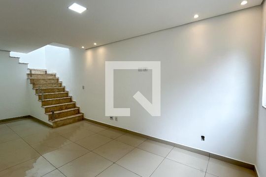 Sala de casa à venda com 2 quartos, 127m² em Piqueri, São Paulo