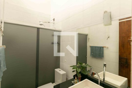 Banheiro de casa à venda com 2 quartos, 80m² em Itapoã, Belo Horizonte