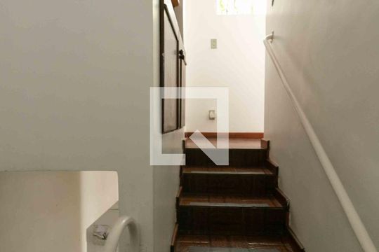 Escada de casa à venda com 2 quartos, 80m² em Itapoã, Belo Horizonte