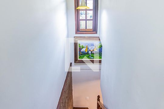 Escada de casa para alugar com 3 quartos, 280m² em Vila Picinin, São Paulo