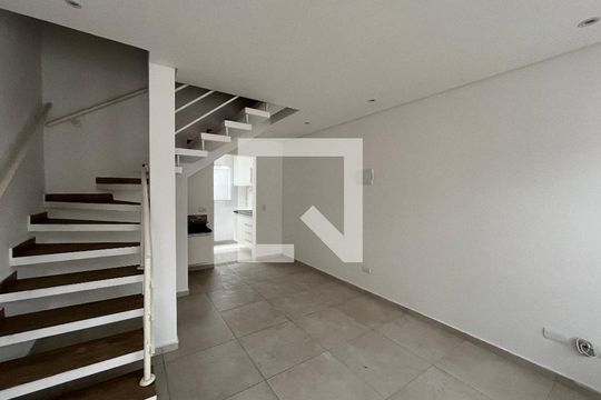 Sala de casa de condomínio para alugar com 2 quartos, 68m² em Vila Urupes, Suzano