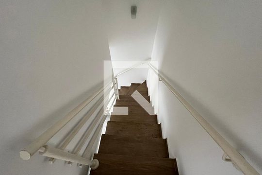 Escada de casa de condomínio para alugar com 2 quartos, 68m² em Vila Urupes, Suzano