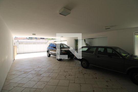 Garagem de casa à venda com 4 quartos, 600m² em Interlagos, São Paulo