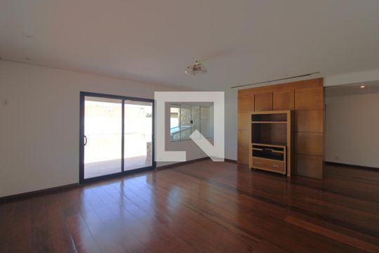 Casa à venda com 4 quartos, 600m² em Interlagos, São Paulo