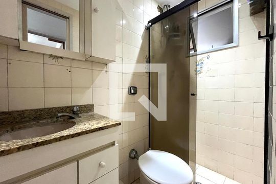 Banheiro de apartamento à venda com 2 quartos, 57m² em Vila Babilonia, São Paulo