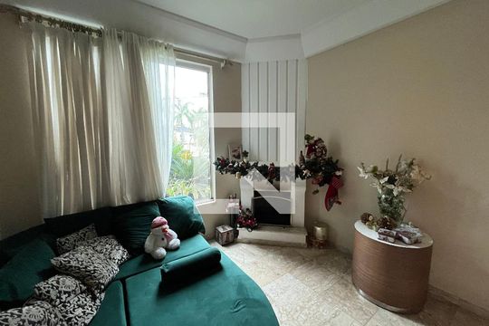 Sala de casa de condomínio para alugar com 3 quartos, 320m² em Jardim Res. Suzano, Suzano
