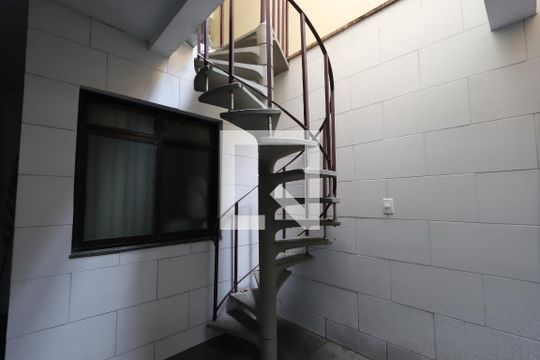 Garagem - escada de casa à venda com 3 quartos, 100m² em Vila Zelina, São Paulo