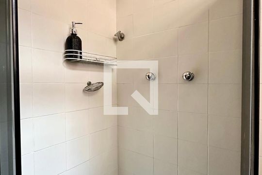 Banheiro de apartamento para alugar com 1 quarto, 22m² em Catete, Rio de Janeiro