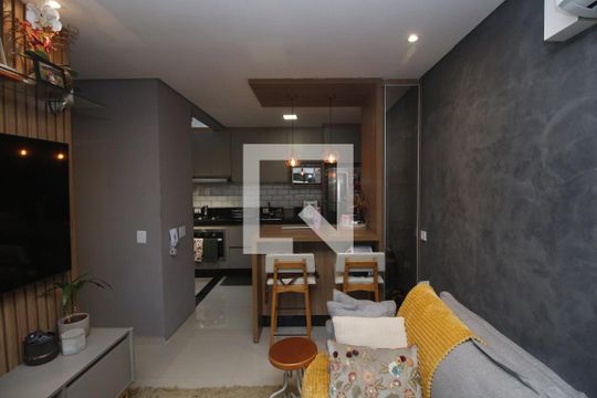 Sala de TV de casa de condomínio à venda com 2 quartos, 68m² em Vila Carrão, São Paulo