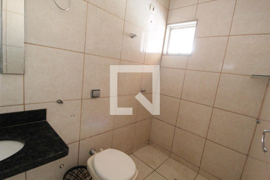 Banheiro de casa para alugar com 1 quarto, 250m² em Chácaras Tubalina E Quartel, Uberlândia