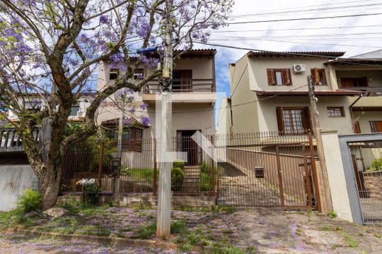 Fachada de casa à venda com 3 quartos, 148m² em Ipanema, Porto Alegre