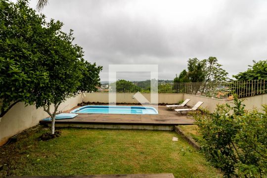 Quintal de casa à venda com 4 quartos, 382m² em Campo Novo, Porto Alegre