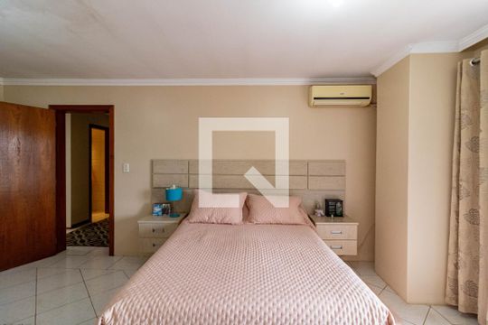 Suíte de casa à venda com 4 quartos, 382m² em Campo Novo, Porto Alegre
