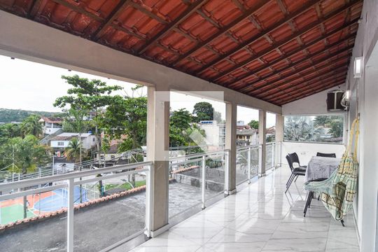 Sala de casa à venda com 5 quartos, 350m² em Maria Paula, São Gonçalo