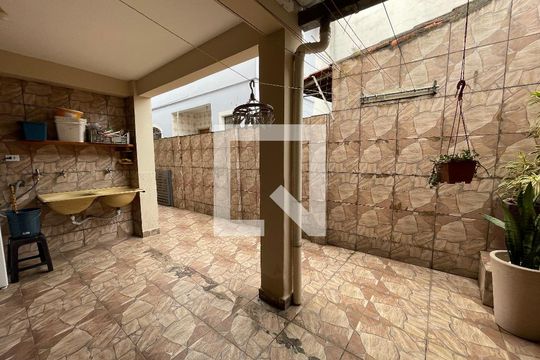Quintal de casa à venda com 4 quartos, 122m² em Jardim Santos Dumont, São Paulo
