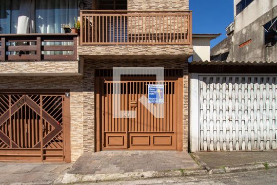 Fachada de casa à venda com 3 quartos, 150m² em Vila Carmosina, São Paulo