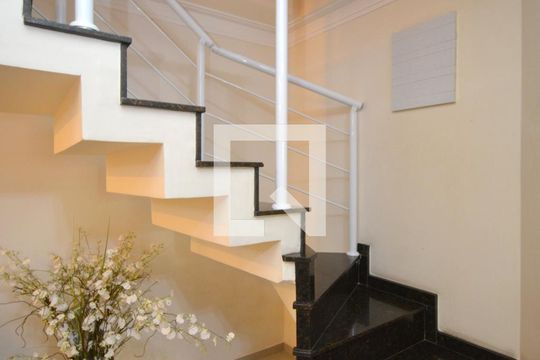 Escada de casa para alugar com 3 quartos, 131m² em Vila Isa, São Paulo