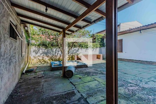 Área externa de casa à venda com 4 quartos, 163m² em Guarujá, Porto Alegre
