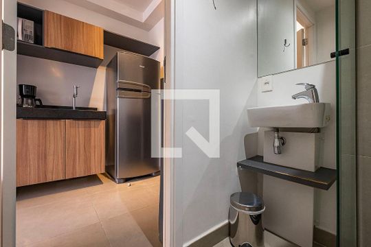 Banheiro de kitnet/studio à venda com 1 quarto, 19m² em Pinheiros, São Paulo